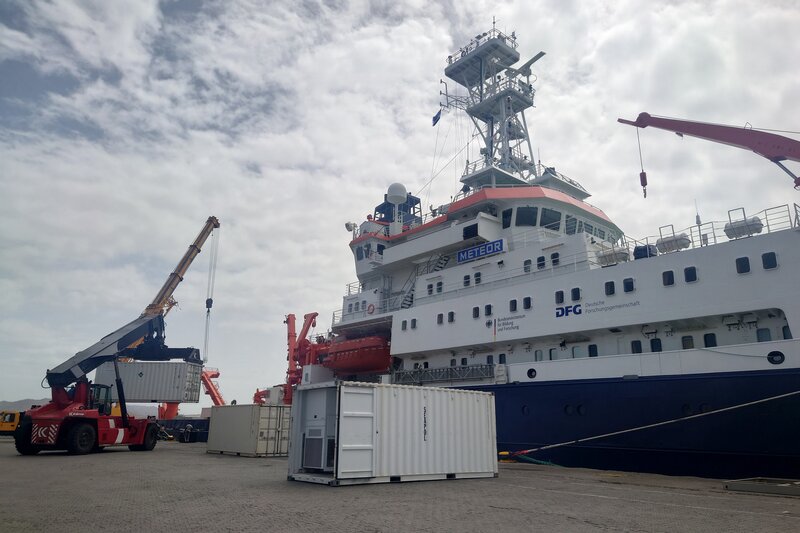 Container lift onboard of RV Meteor.