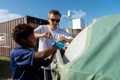 Preparing the launch of the radio sonde.